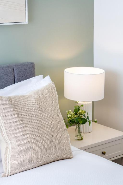 Zen Retreat Stylish 2BR Townhouse and Free Parking - Resim 33