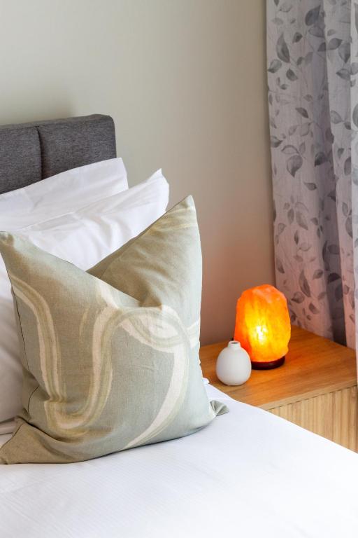 Zen Retreat Stylish 2BR Townhouse and Free Parking - Resim 39