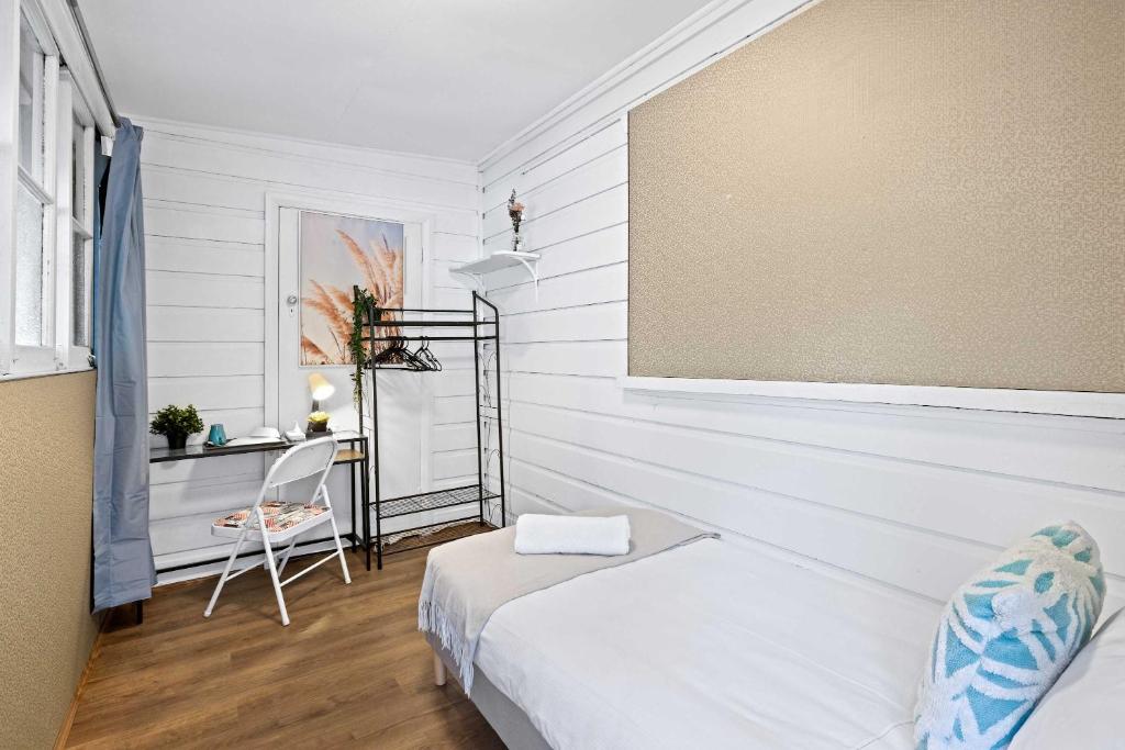 ein Schlafzimmer mit einem Bett und einem Stuhl darin in der Unterkunft Boutique Single Room - Centrally Located at Granville -In Courtyard - Shared Bathroom & Kitchen in Sydney