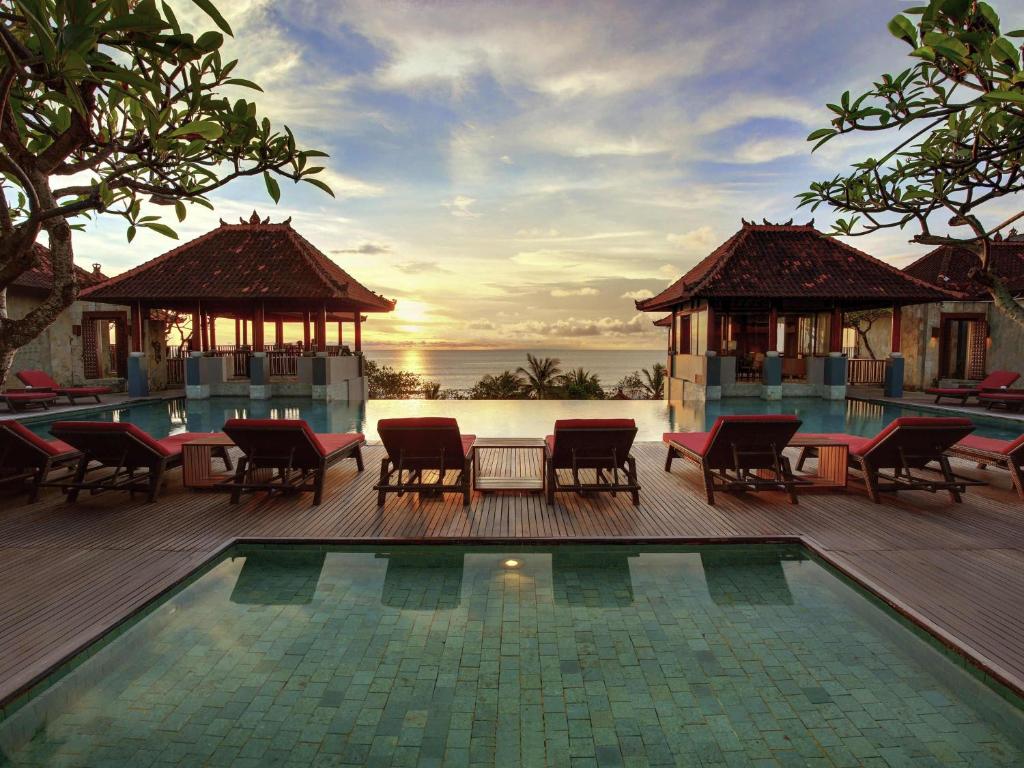 Kolam renang di atau dekat dengan Mercure Kuta Bali