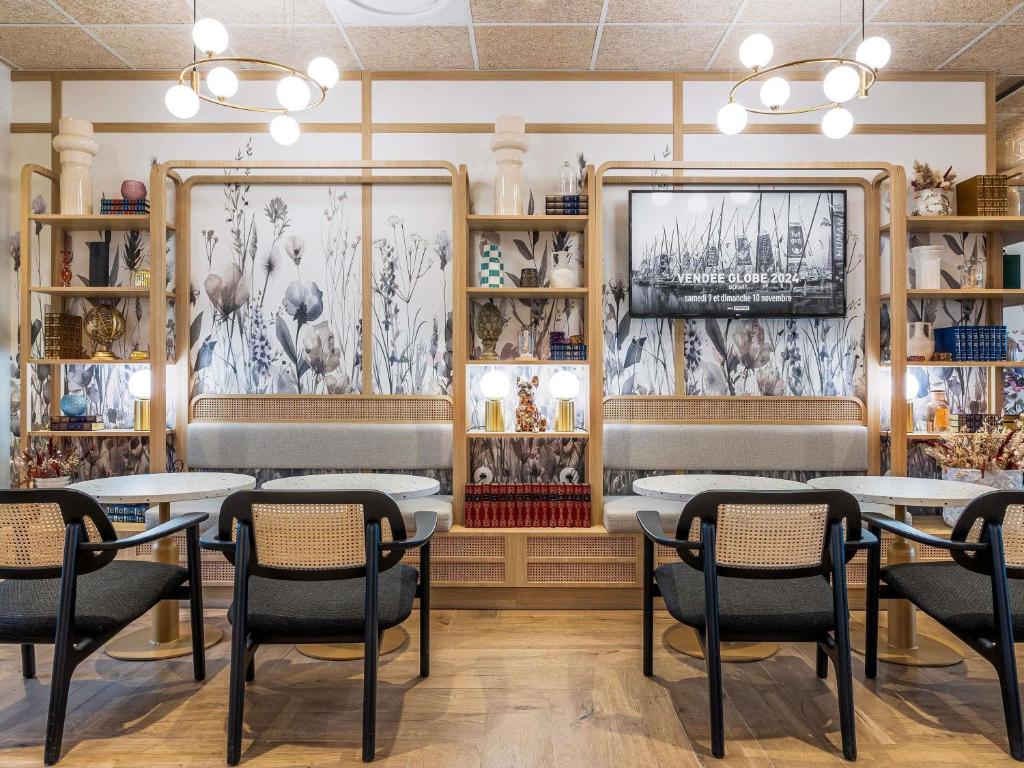 a restaurant with tables and chairs in a room at ibis Styles Pontivy centre Bretagne in Pontivy