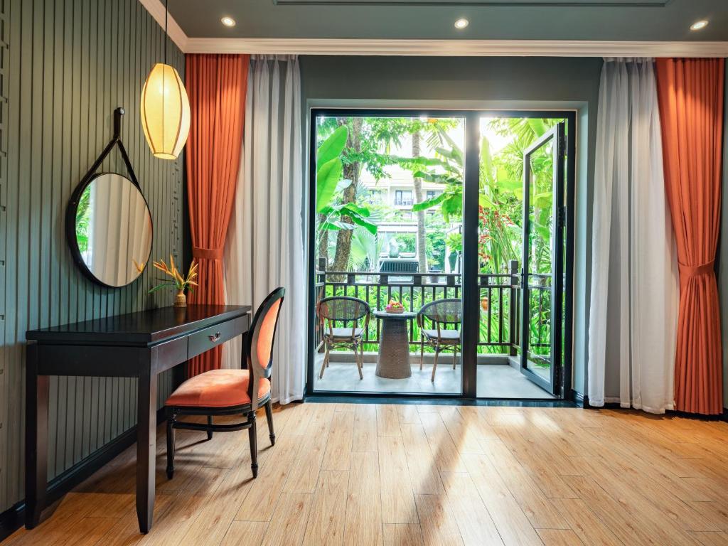 Phòng Deluxe Giường Đôi/2 Giường Đơn Có Ban Công Và Tầm Nhìn Ra Hồ Bơi