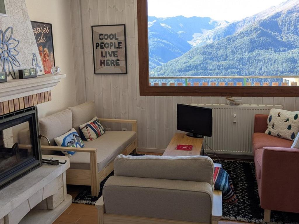 - un salon avec vue sur la montagne dans l'établissement Appartement lumineux 3 pièces 6/7 pers à Orcières Merlette - FR-1-262-192, à Forest des Baniols