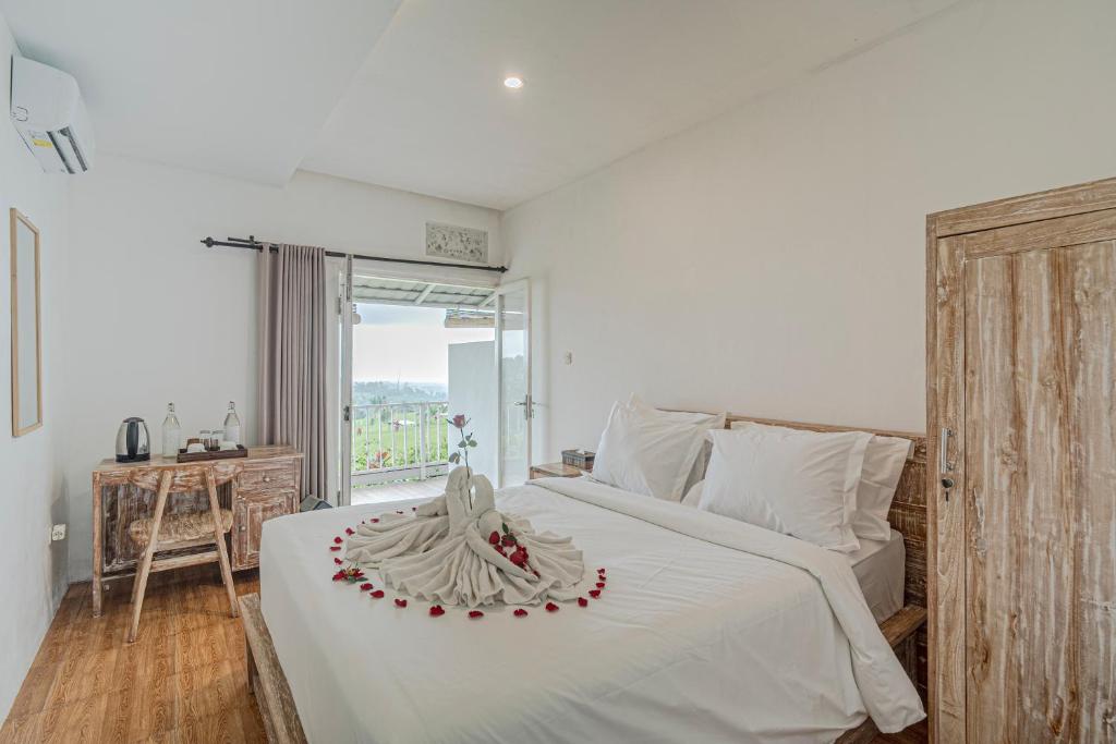 Кровать или кровати в номере Jatiluwih Santya Loka Lodge & Twin Waterfall Managed by Manara