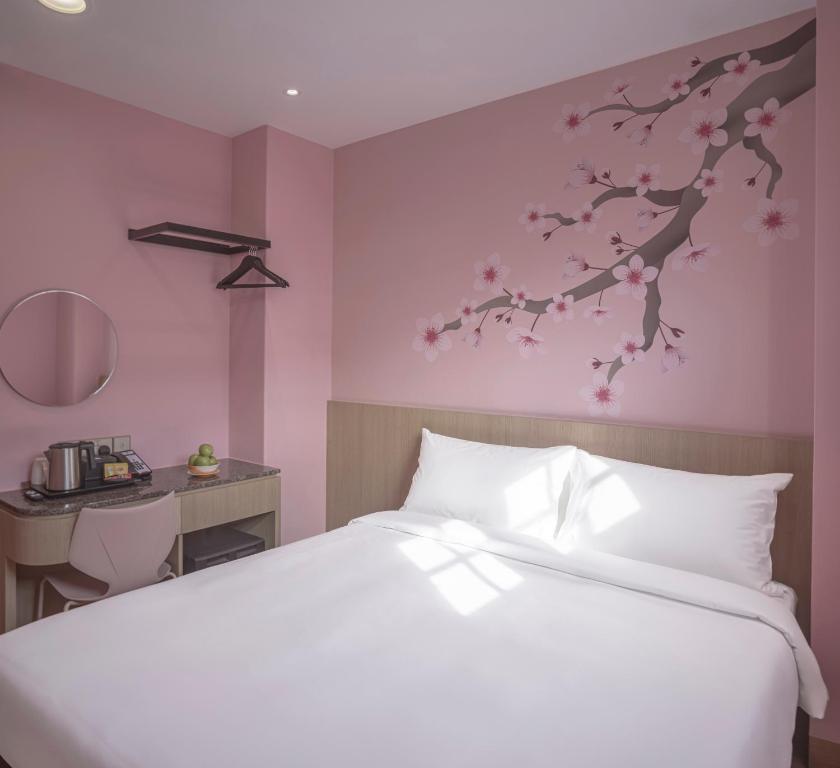 Giường trong phòng chung tại Hotel Sakura by Venue