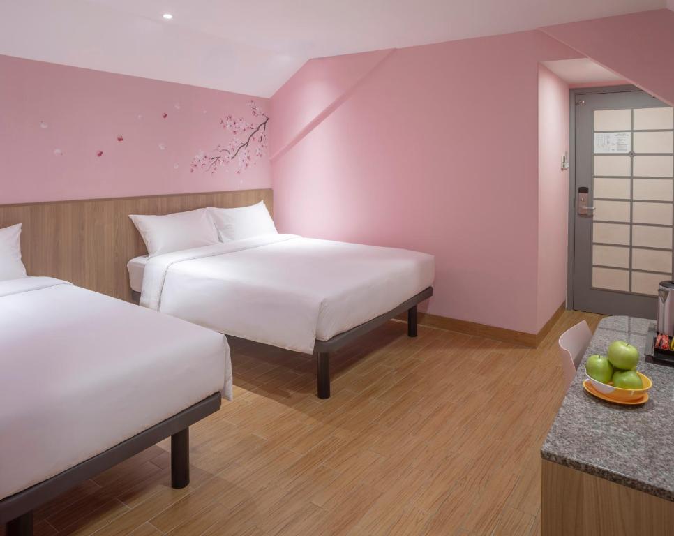 Giường trong phòng chung tại Hotel Sakura by Venue