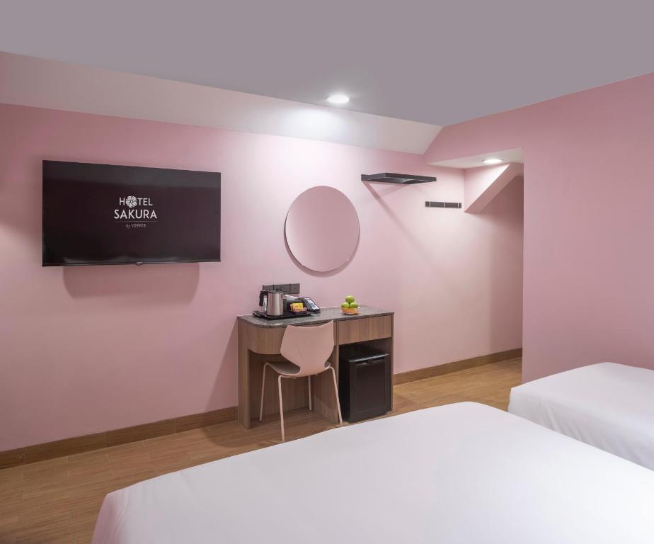 Giường trong phòng chung tại Hotel Sakura by Venue