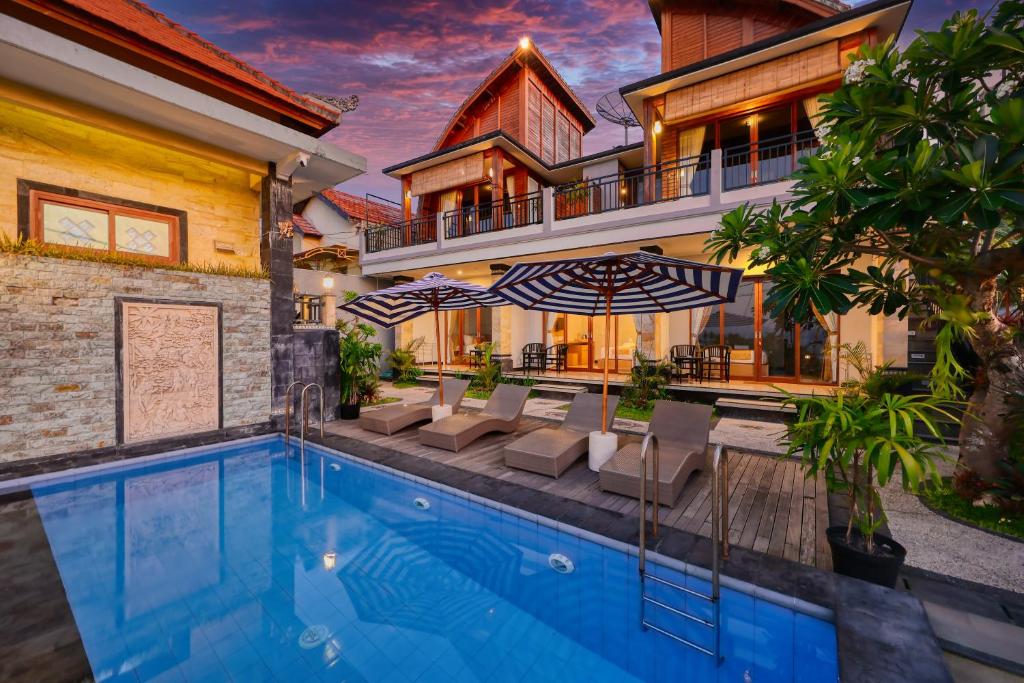 ein Haus mit einem Swimmingpool vor dem Haus in der Unterkunft Sinta Nusa Villa in Nusa Penida