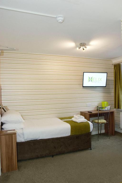 Postel nebo postele na pokoji v ubytování Helix Hotel