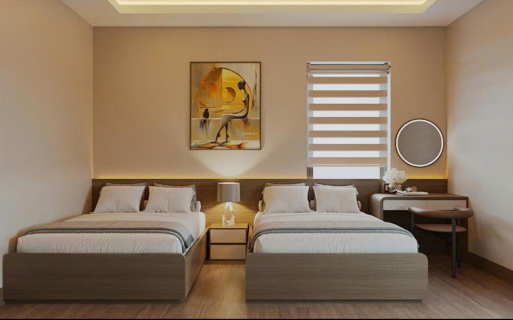 Un dormitorio con dos camas y una ventana. en Tam Cốc Phương Thảo Homestay, en Ninh Binh