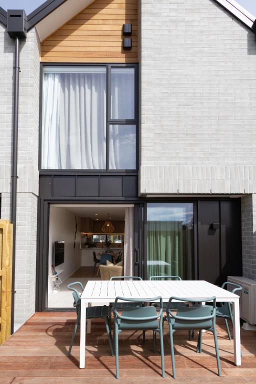 Kiwiana Gem Stylish Stay with Parking