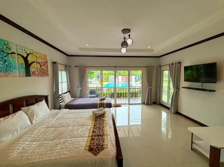 
Apartment with Pool View 
