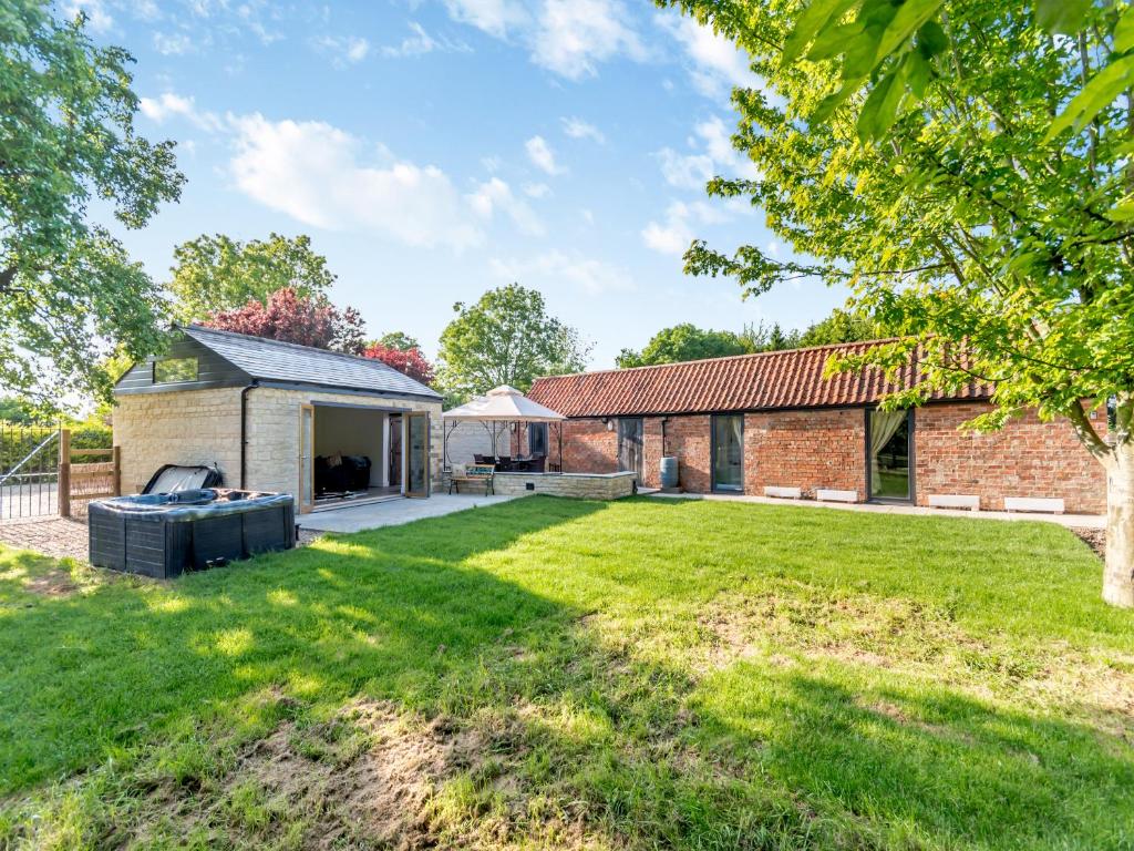 HowellにあるRed Brick Barn - Uk39916のレンガ造りの家の裏庭の画像