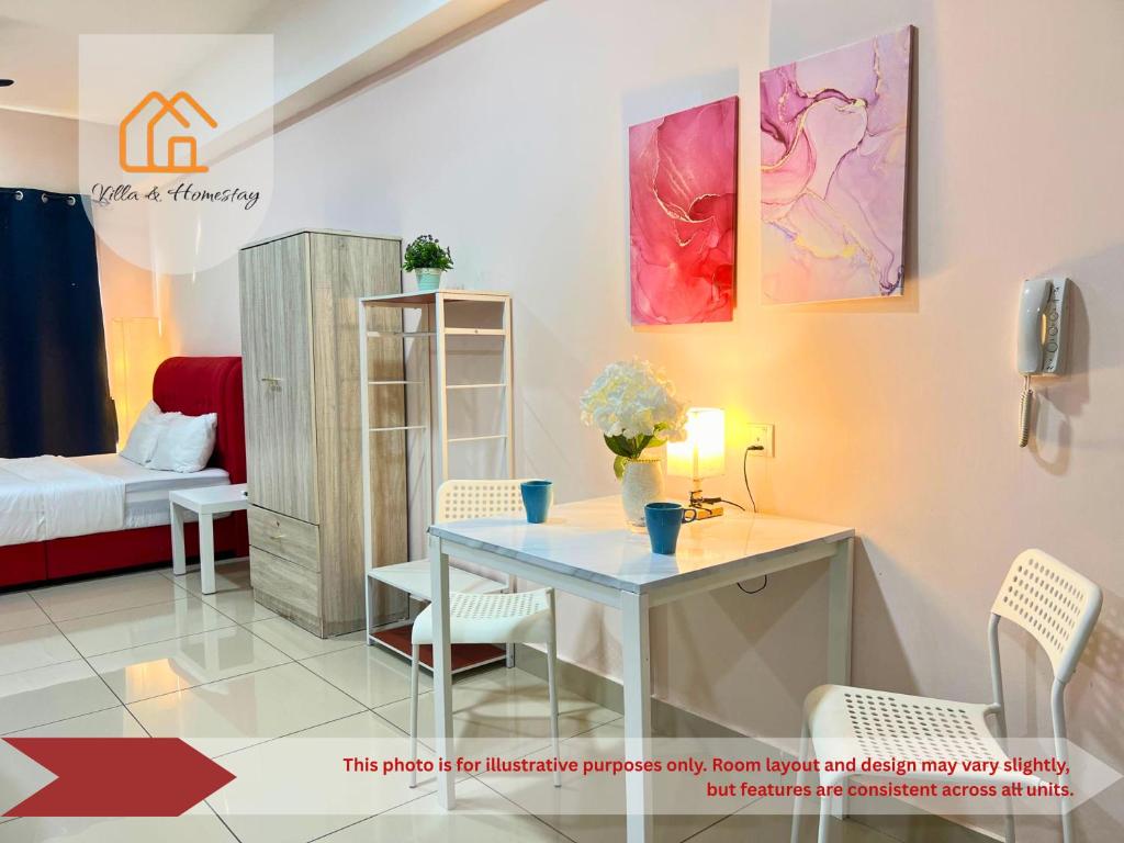 ein Zimmer mit einem Tisch und Stühlen und einem Bett in der Unterkunft Chic & Cozy Studio - HYVE SOHO Cyberjaya in Cyberjaya