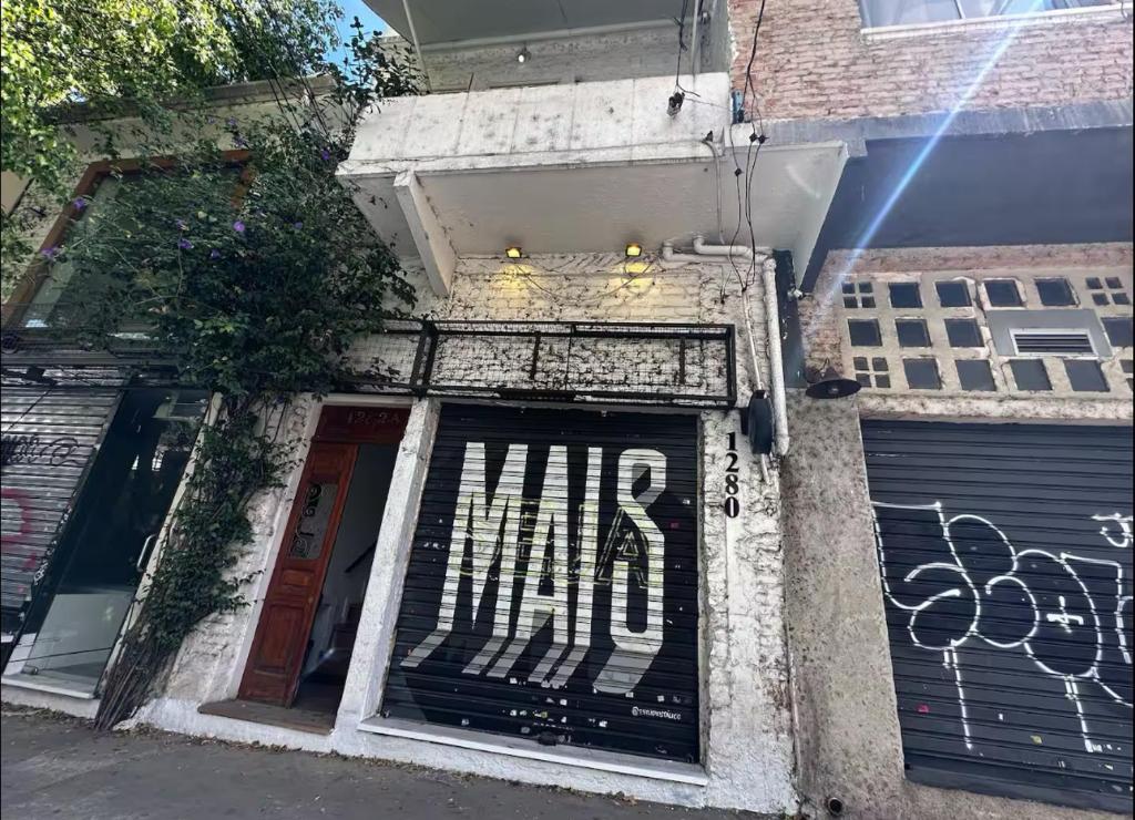 eine Ladenfront mit den Worten „Mars“ an der Tür in der Unterkunft Casa das artes Pinheiros in São Paulo
