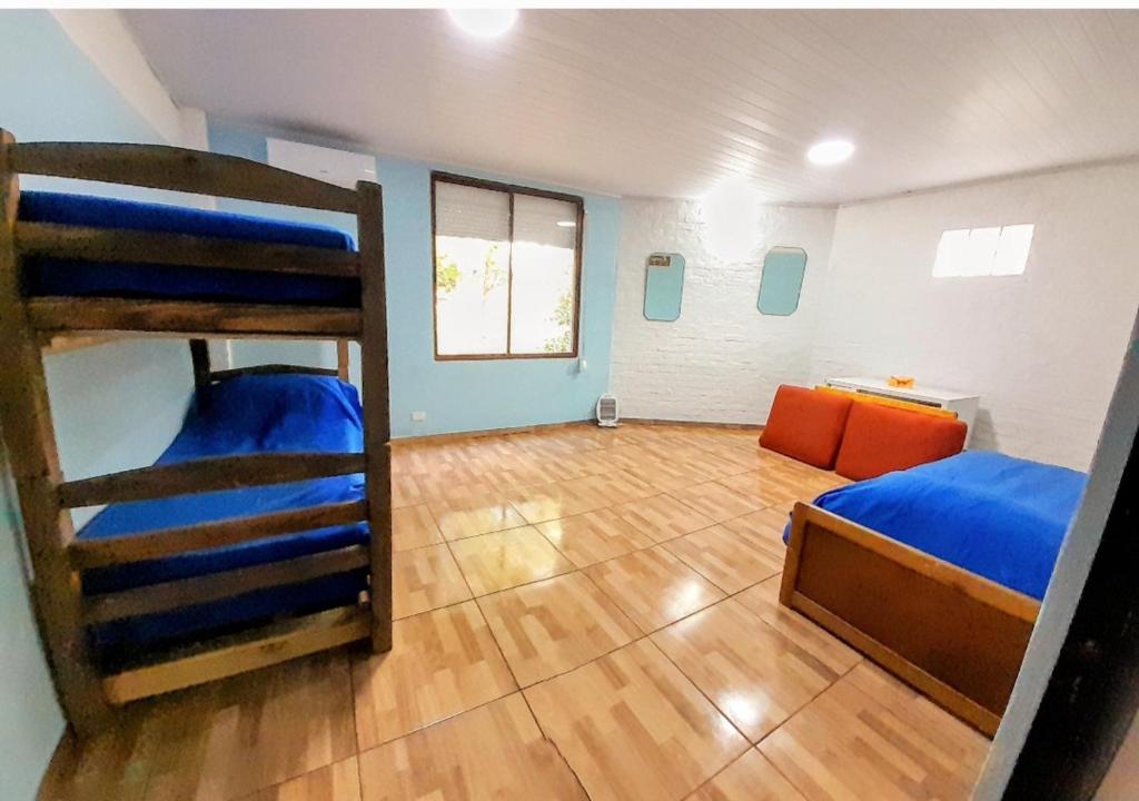 サンタ・テレサにあるCampito de Raúl, Eventos para 100 personas y alojamientoの二段ベッド2台とソファのある寝室