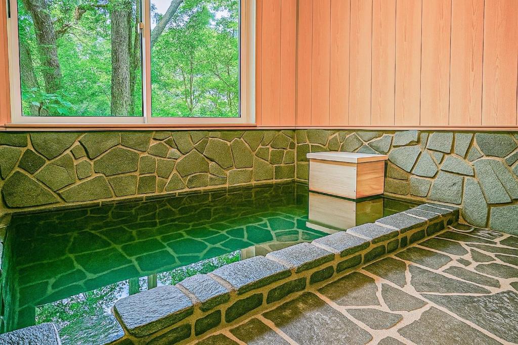 a room with a bench and two windows at THE HIDEOUT VILLA KUSATSU - Vacation STAY 90944v in Kusatsu