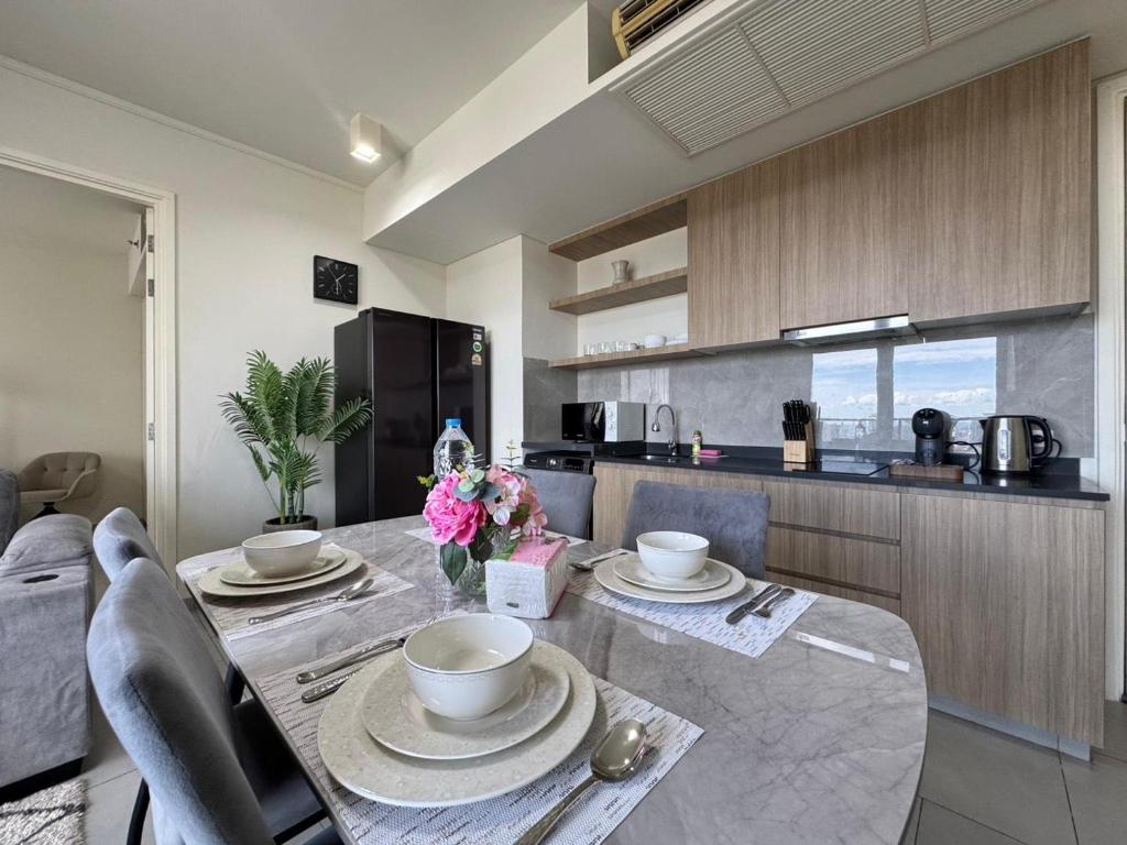 パタヤ・ノースにあるZire Wongamat Condoのキッチン(皿、花付)