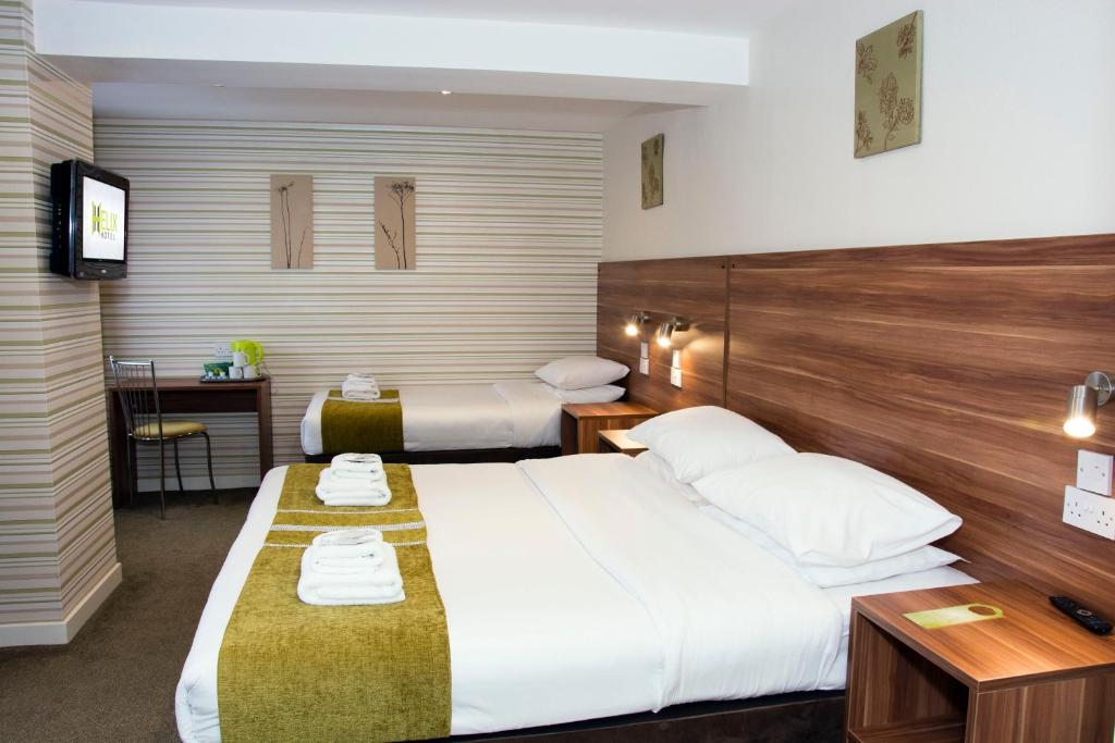 Postel nebo postele na pokoji v ubytování Helix Hotel