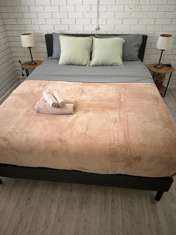 Ένα ή περισσότερα κρεβάτια σε δωμάτιο στο One bedroom with shared bathroom ground level of a two-story house