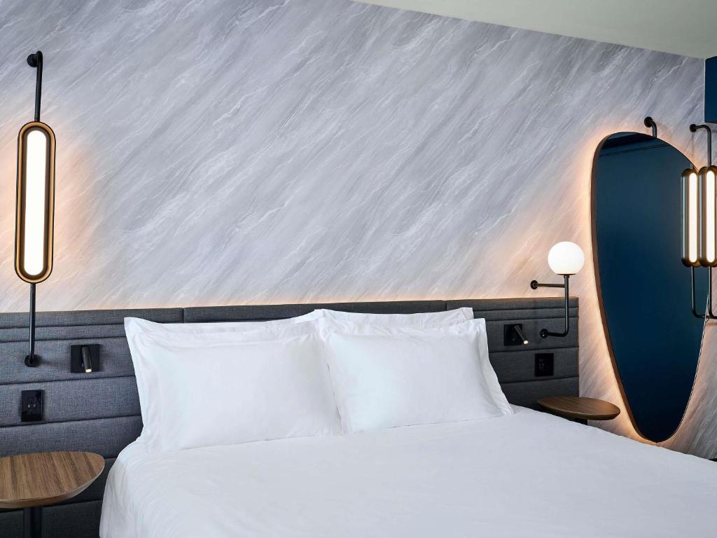 Кровать или кровати в номере Novotel Toronto Vaughan Centre