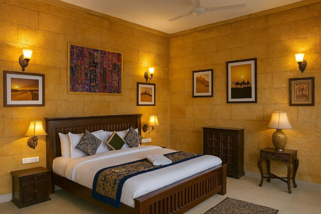 ジャイサルメールにあるGrand Haveli Jaisalmerの大きなベッドと暖炉のある寝室