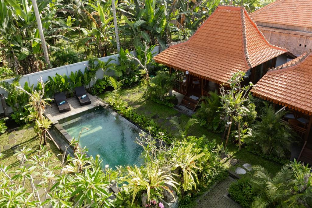 Una vista aérea de una villa con piscina. en Sang Mong Ubud, en Ubud