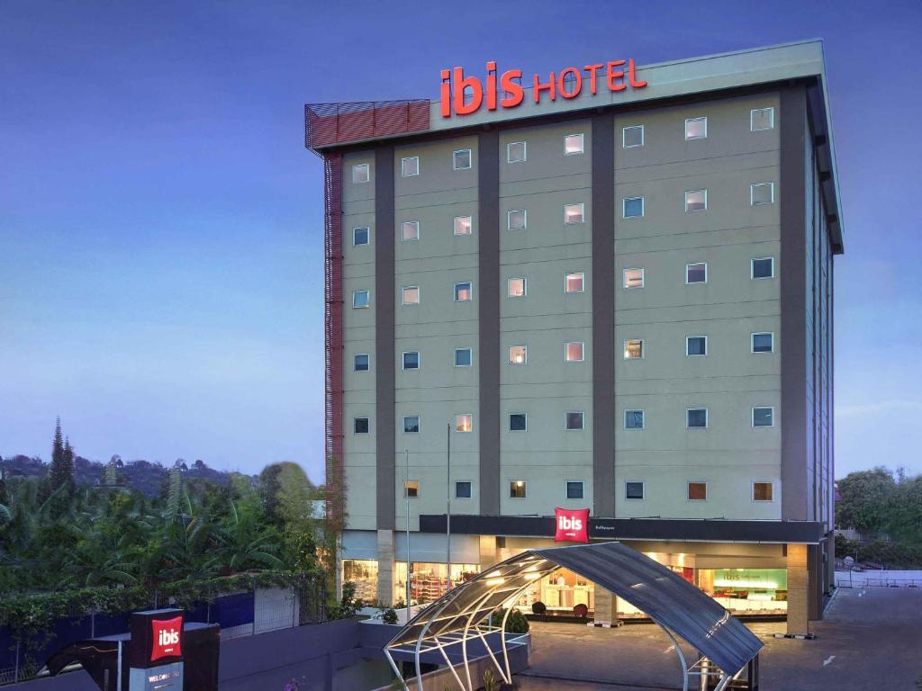 a hotel with a sign on top of it at Ibis Balikpapan in Balikpapan