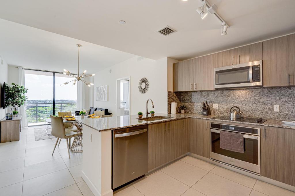Køkken eller tekøkken på 805MM DOWNTOWN DORAL CONDO 2 BEDROOMS & 2 BATHROOMS