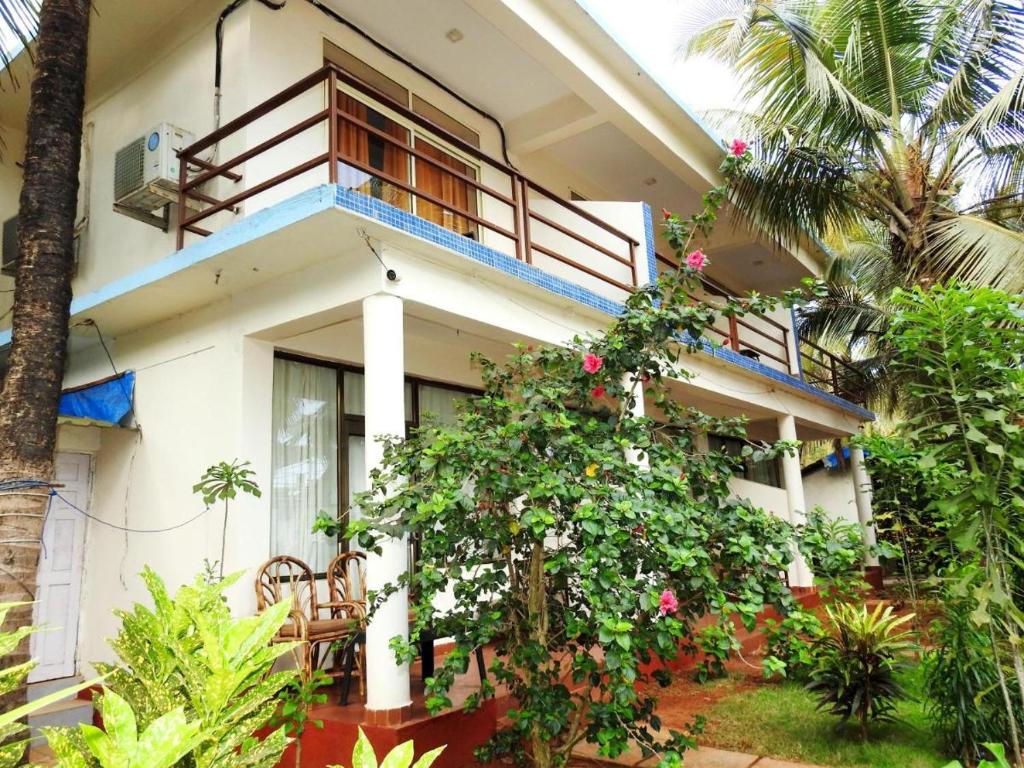 a building with a balcony with a bunch of flowers at Morjim Hermitage in Morjim