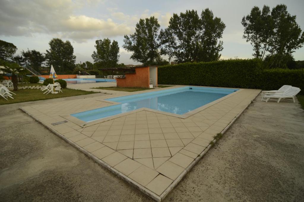 Bazén v ubytování La Vignola Country Hotel nebo v jeho okolí