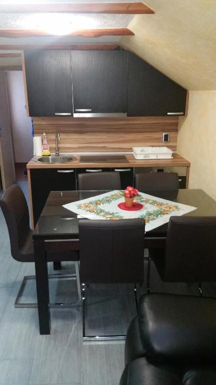 Kuchyň nebo kuchyňský kout v ubytování Apartment Borovnica Rogla