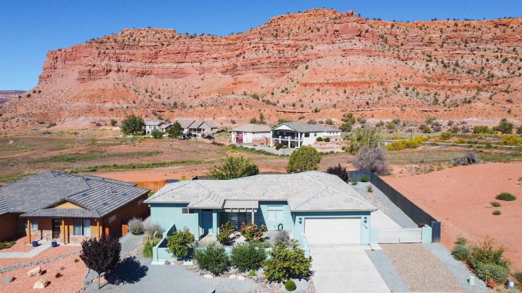 カナブにあるUpscale 2br-2ba home in Kanab with red rock viewsの山を背景とした家屋の空見
