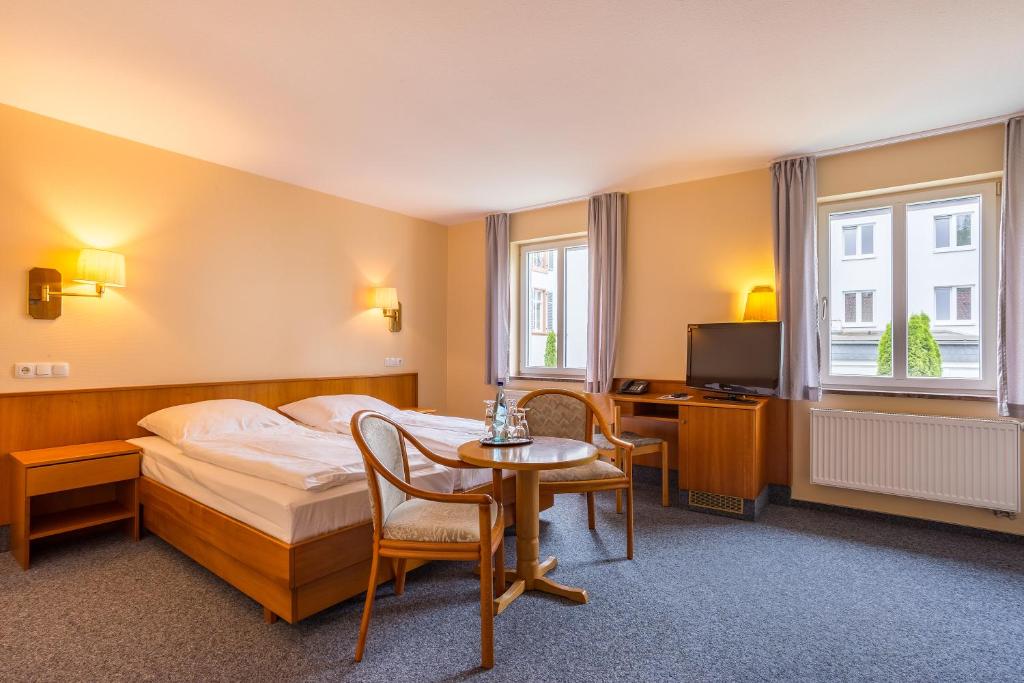 Postel nebo postele na pokoji v ubytování Kurhaushotel Bad Salzhausen