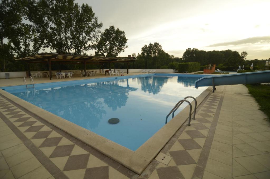 Bazén v ubytování La Vignola Country Hotel nebo v jeho okolí