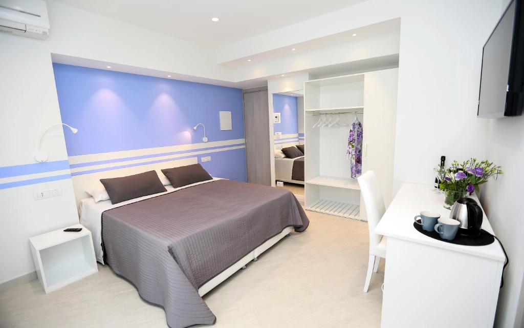 een slaapkamer met een bed en een tafel en een kamer met bij B&B Valentina in Sorrento