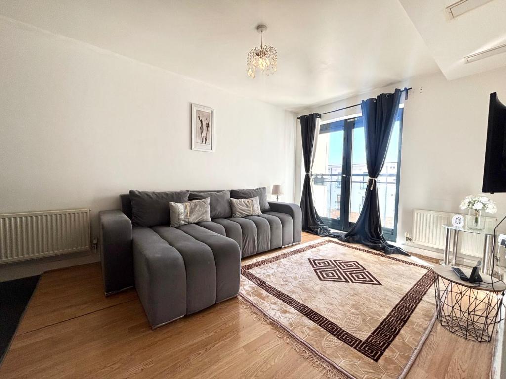 a living room with a couch and a rug at 1 Bed Flat - Sleeps 4 - Pets - Parking - Wifi in Grays Thurrock