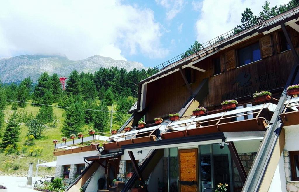 - un bâtiment avec vue sur la montagne dans l'établissement Hotel Nido dell'Aquila, à Assergi