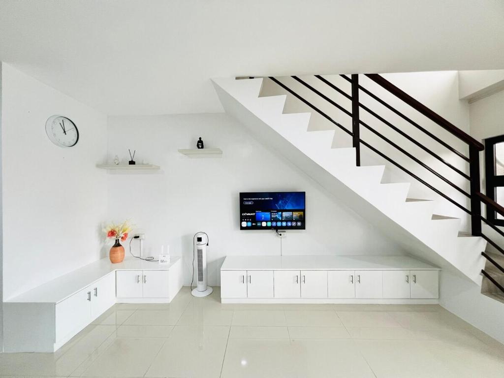 Φωτογραφία από το άλμπουμ του Cozy 3BR House for Groups with AC Wifi Free Parking σε Cebu City