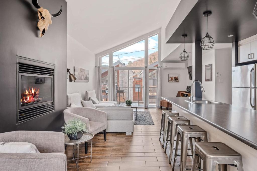 Il dispose d'une cuisine et d'un salon avec une cheminée. dans l'établissement Spa - Foosball Table - Le Floriska, à Stoneham