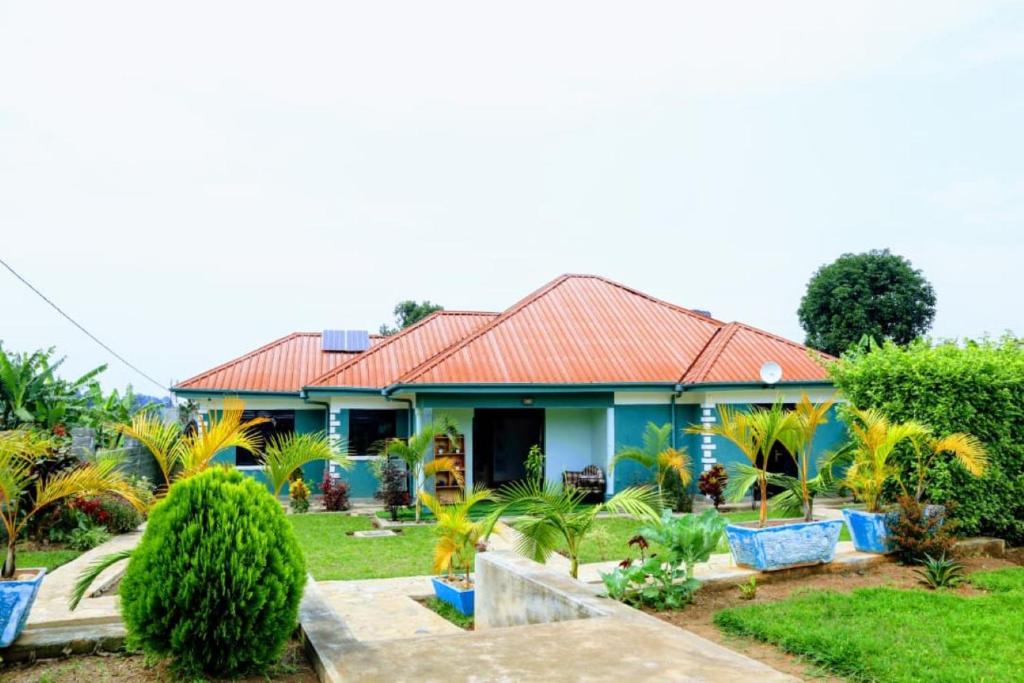 Κήπος έξω από το Fun-Ville Vacation Home, Entire home - 4 bedrooms