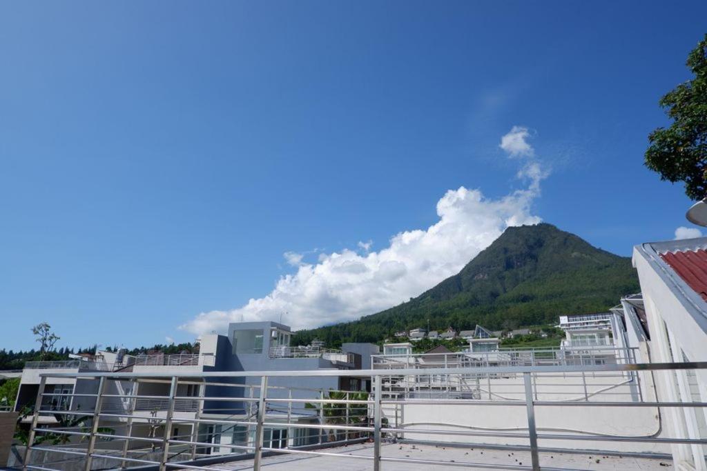 バトゥにあるVilla Jasminの建物のバルコニーから山の景色を望めます。