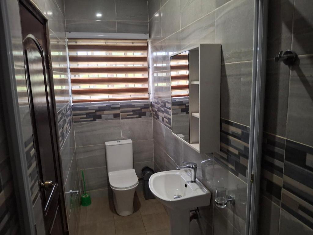 Et badeværelse på Douglas Luxury Apartments At Douglas Court, Adenta, Accra