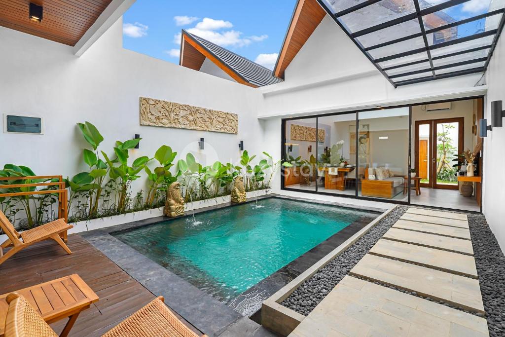 ein Hallenbad in einem Haus in der Unterkunft Oslen Villa by Kozystay - Canggu in Dalung