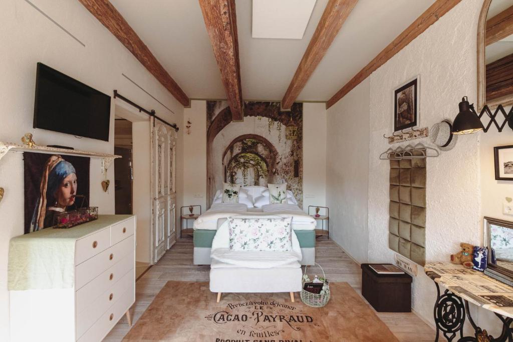 une chambre avec deux lits et une télévision à écran plat dans l'établissement Wohnen & Schlafen im Cottage, à Wundschuh