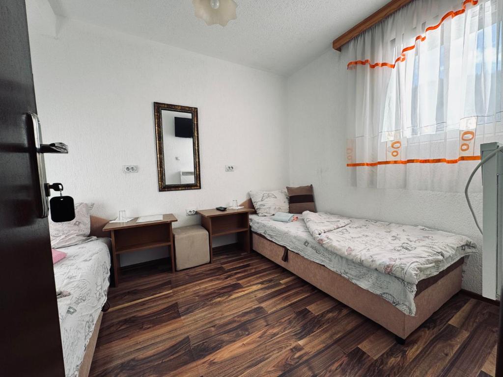 Postel nebo postele na pokoji v ubytování Plava Špilja-ID