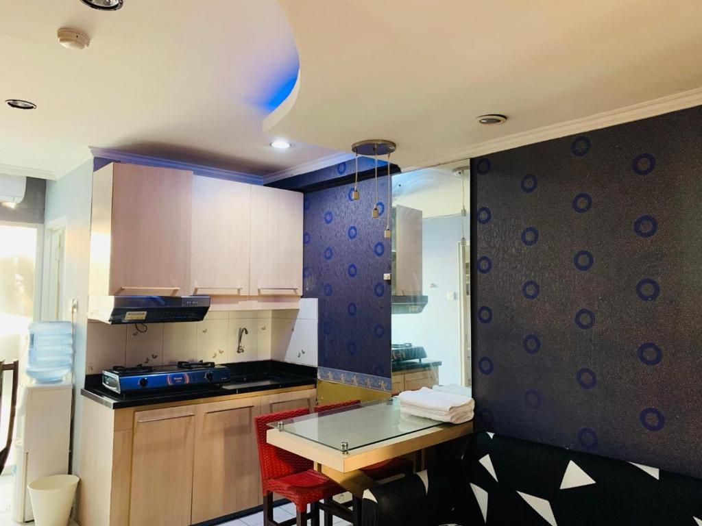 una cucina con un tavolo e un piano di lavoro di Selo Property a Pedurenan Dua