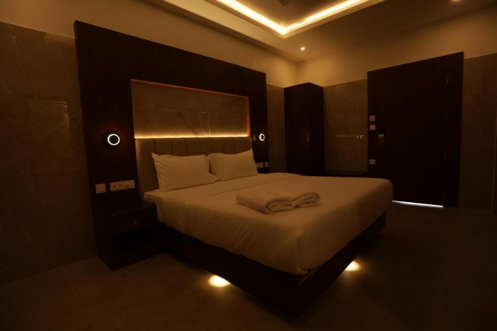 Postel nebo postele na pokoji v ubytování Arthana Residency Hotel