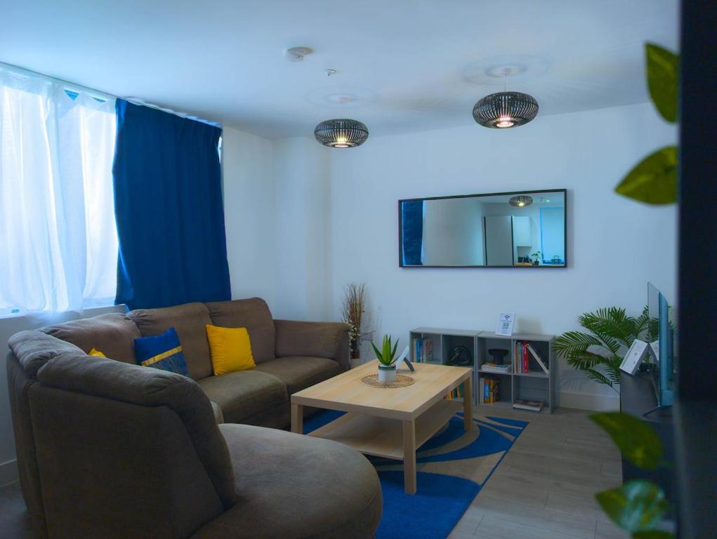 ヘメル・ヘムステッドにあるHemel Apartments - LuxeStayのソファとテーブルのあるリビングルーム