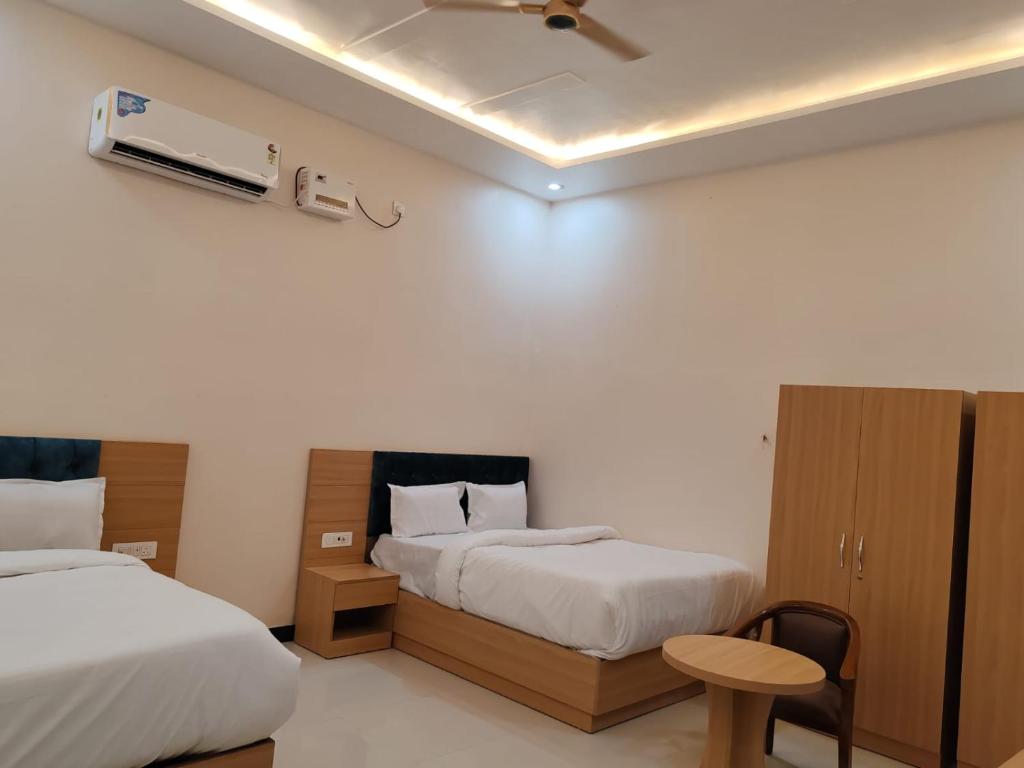 Ένα ή περισσότερα κρεβάτια σε δωμάτιο στο Laxmi Sewa Sadan